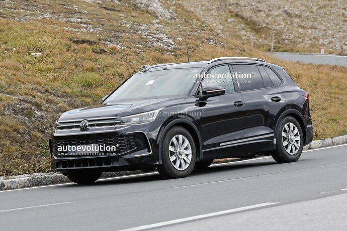 2023-volkswagen-tiguan-spied-for-the-first-time-has-deceiving-camouflage_14