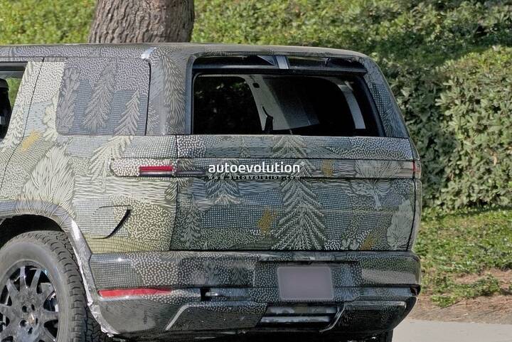 imgi_13_rivian-r2-prototype-confirms-roll-down-rear-window-hallo-roller-steering-wheel-thumbnail_9