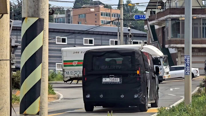 Kia PV7 Prototype Spotted_newcarscoops_hot