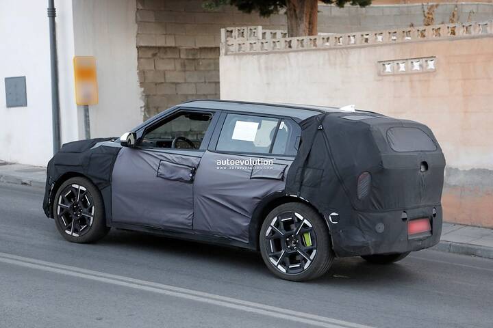 2026-kia-ev3-gt-spied-with-lime-green-brake-calipers_14