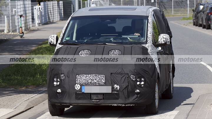hyundai-staria-ev-2026-fotos-espia-2025107721-1744707450_3