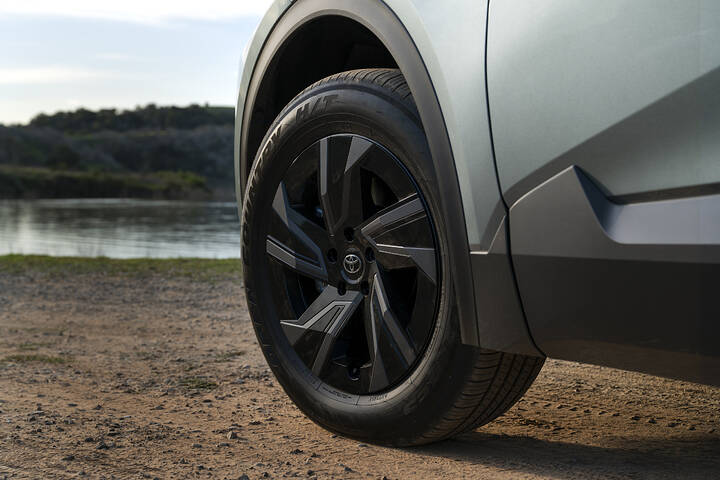 2026_Toyota_C-HR_SE_Overcast_005_NR