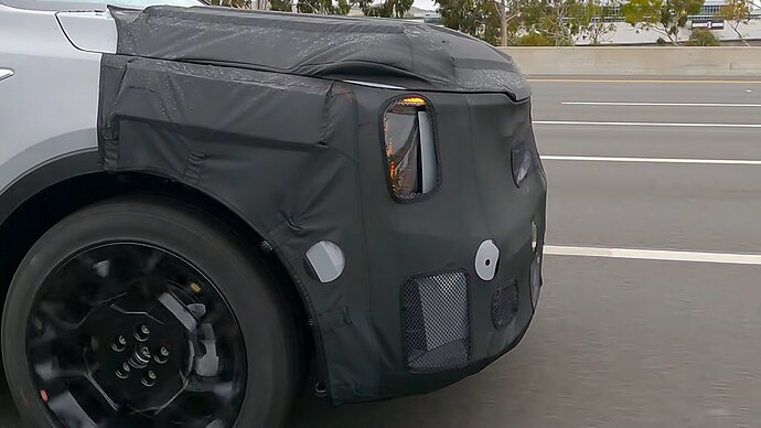 2024 Kia Sorento Facelift test prototype with new face 0-45 screenshot