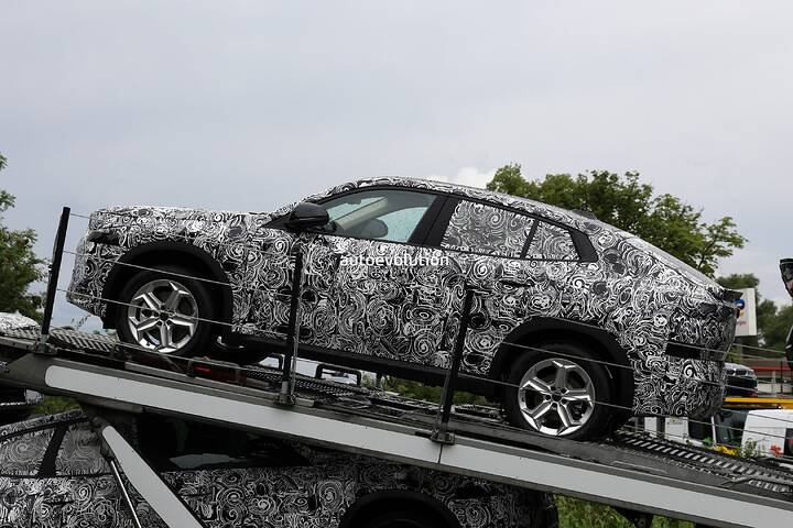 2027-bmw-x2-spied-in-a-premiere-wearing-neue-klasse-newcarscoops_8