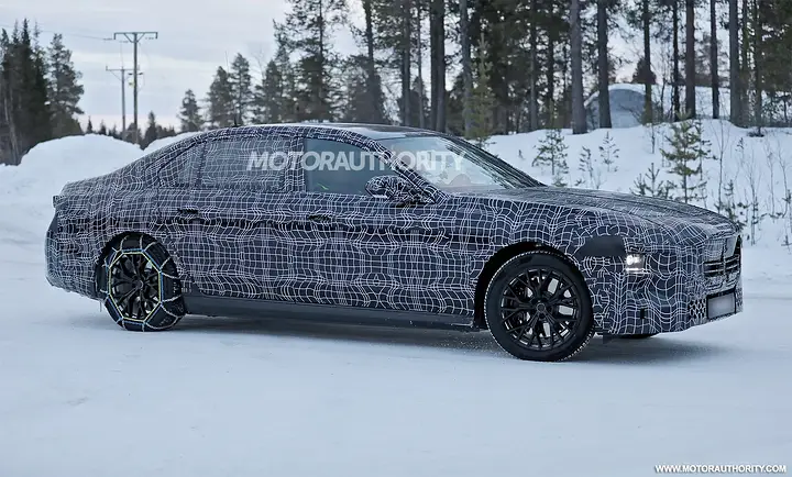 2027 BMW 7-Series facelift spy shots - Photo via Baldauf