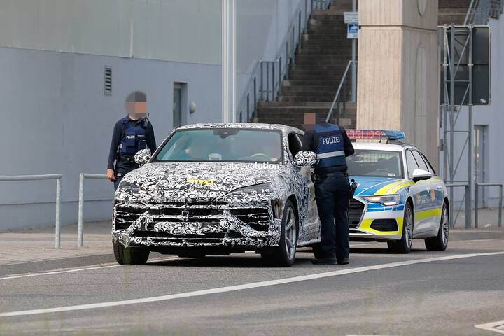 spy-photos-german-police-pulls-over-2025-lamborghini-urus-phev-at-the-nurburgring_9