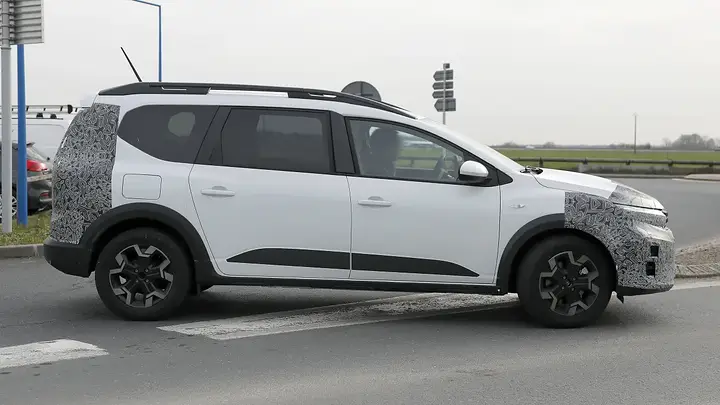 Dacia Jogger facelift (camouflaged)-3