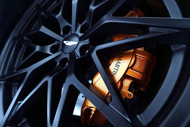 Aston Martin Valen_23