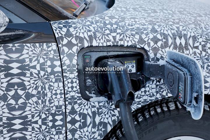 imgi_97_hyundai-ioniq-3-prototype-caught-charging-in-the-cold-shows-mild-manners_20