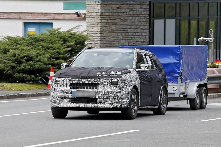 2027-kia-seltos-shows-tasman-inspired-grille-in-latest-spy-photos_9