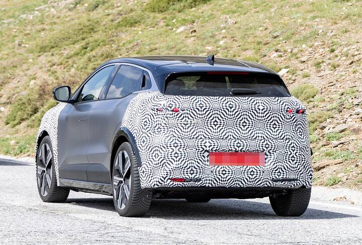 2026-renault-megane-e-tech-electric-spied-hiding-its-restyled-face-new-batteries-incoming_12