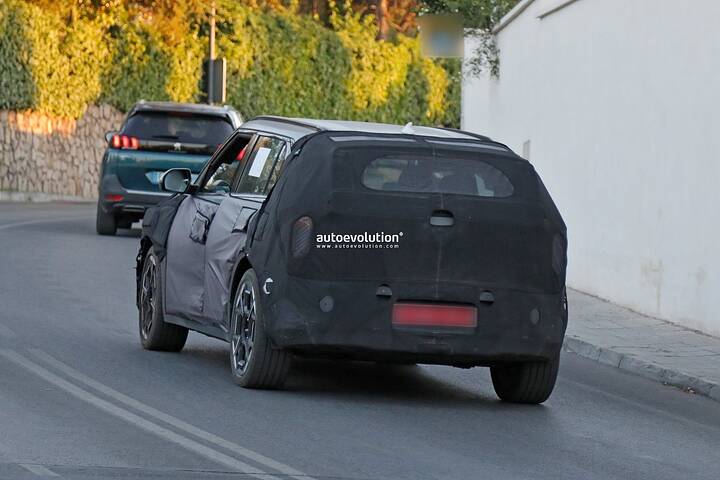 2026-kia-ev3-gt-spied-with-lime-green-brake-calipers_17