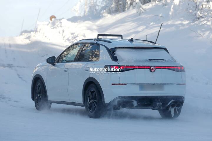 imgi_60_2027-volkswagen-t-roc-r-spied-packing-golf-r-thrills_20