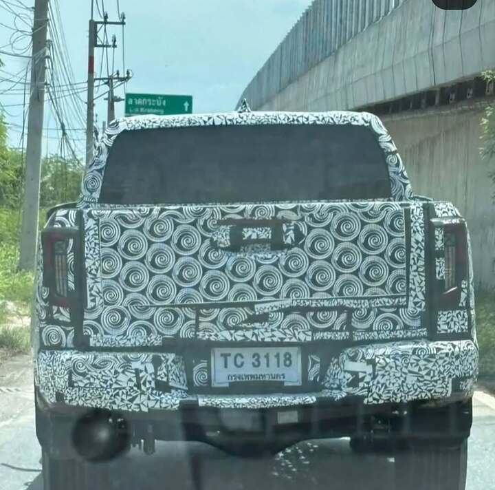 Saiu mais uma foto da nova Hilux! Pelo visto a traseira vai mudar bem.. o que acham-Via- @austra