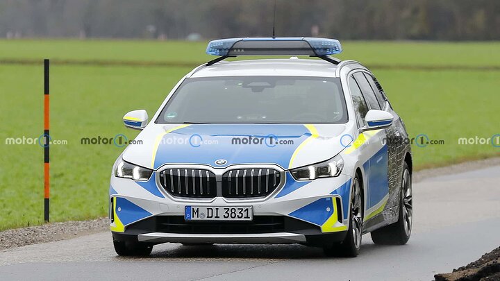 2024-bmw-5-series-touring-police-car-spy-photo