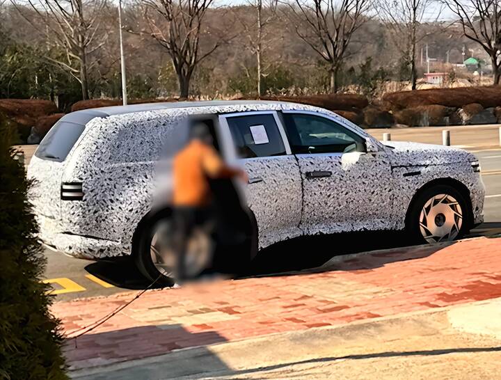 Genesis GV90 being tested in Korea_1739753571_3558