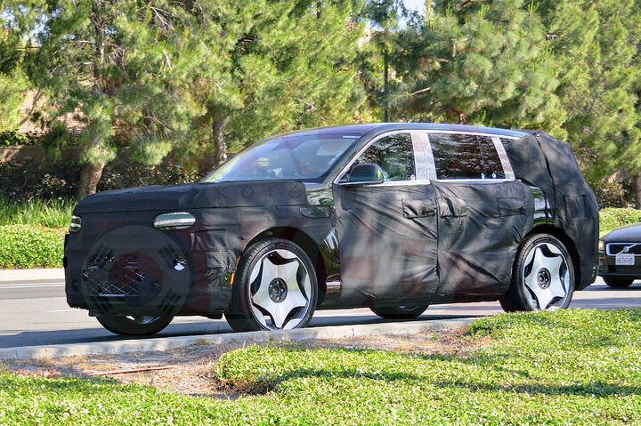 2027-us-spec-genesis-gv90-coach-door-newcarscoops- 0006