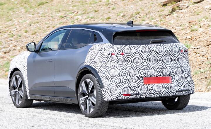 2026-renault-megane-e-tech-electric-spied-hiding-its-restyled-face-new-batteries-incoming_11