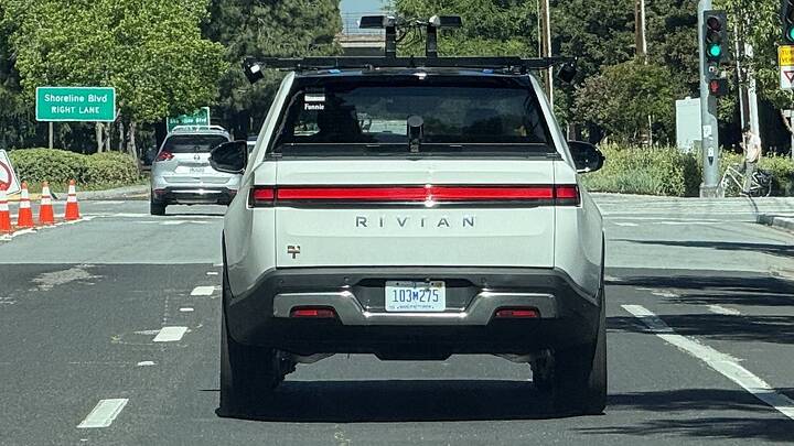 2025-rivian-r1t-prototypes-spotted-testing-new-adas-equipment-with-no-camouflage_6