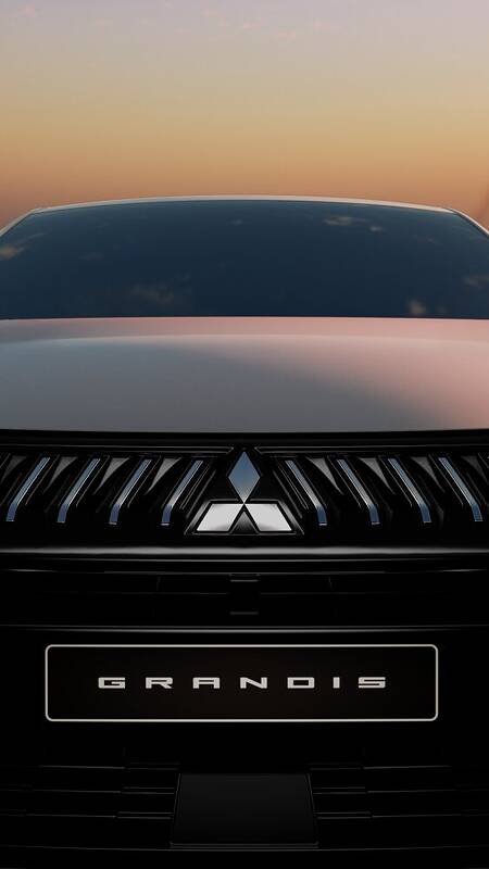 New_Mitsubishi_Grandis_Teaser_001-563x1000