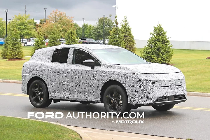 2025-Nissan-Murano-Prototype-Spy-Shots-September-2023-Exterior-005