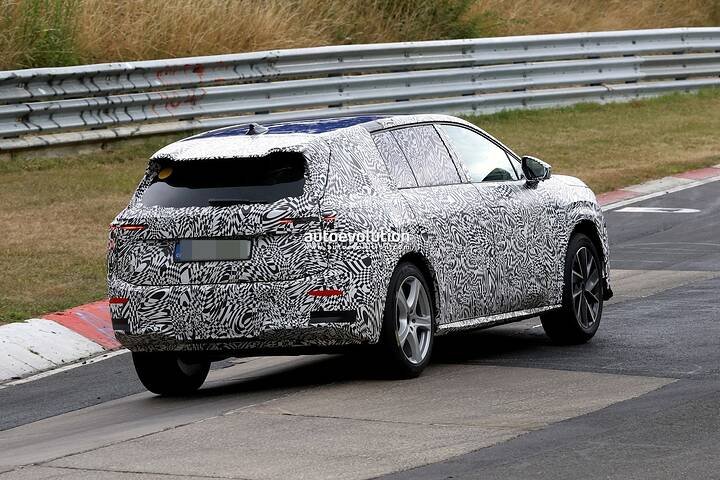 imgi_42_2026-skoda-eviatiq-people-carrier-spied-boasting-vision-7s-concept-styling-influences_6