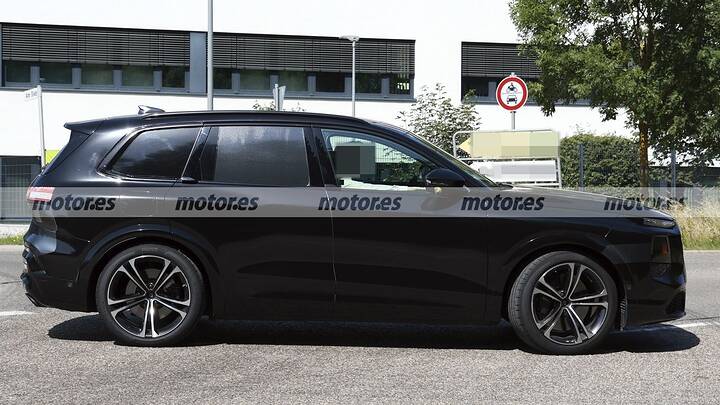 The new 2026 Audi SQ7 shows off its new camouflage in these spy photos, its debut is getting closer.