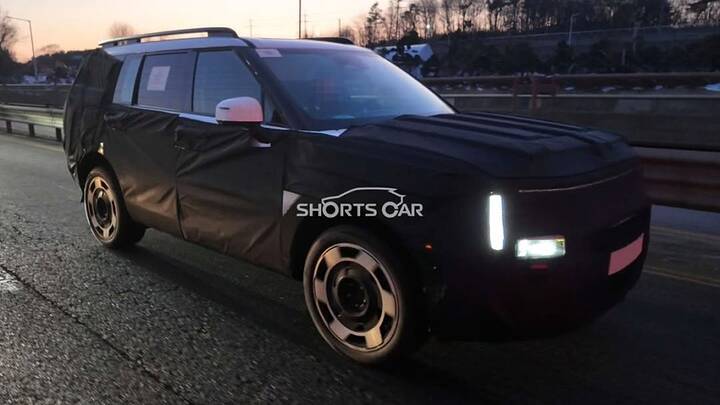 thumb-2027 Hyundai Santa Fe Facelift_newcarscoops1770093294_0079_950x535