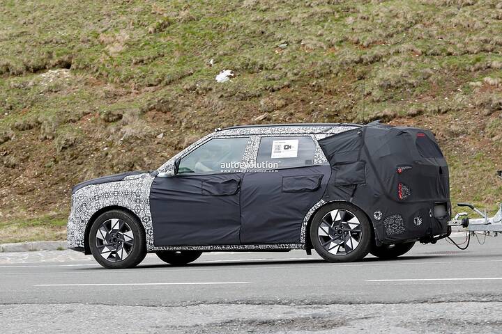 2027-kia-seltos-shows-tasman-inspired-grille-in-latest-spy-photos_7