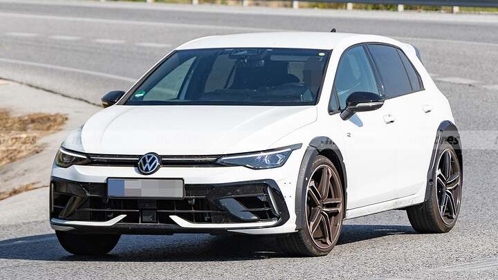 Volkswagen dudó sobre su continuidad pero habrá un nuevo T-Roc R, y estas fotos espía lo confirman 0