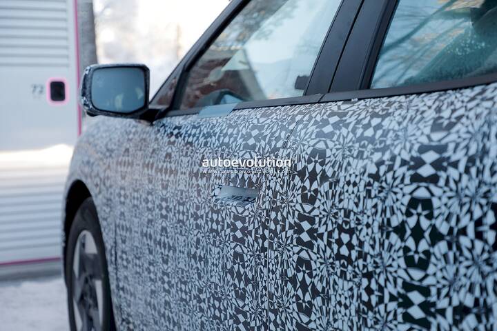 imgi_95_hyundai-ioniq-3-prototype-caught-charging-in-the-cold-shows-mild-manners_18