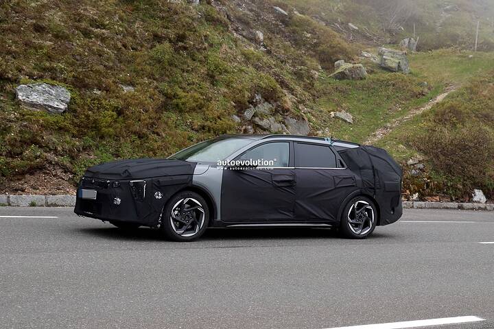 2026-kia-k4-wagon-spied-high-altitude-testing_8