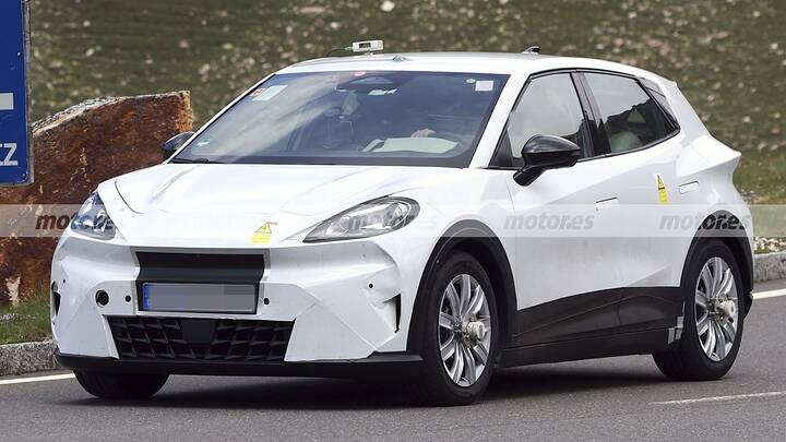 El nuevo CUPRA Raval calienta motores en los Alpes, el eléctrico español reaparece y deja ver nuevos detalles 3
