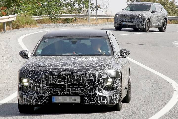 2027-bmw-7-series-lci-spied-with-revised-front-lighting-system-rear-light-bar_12