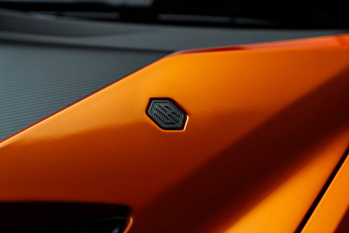 Urban-Widetrack-Lamborghini-Urus-SE-Icon-Branding-Badge