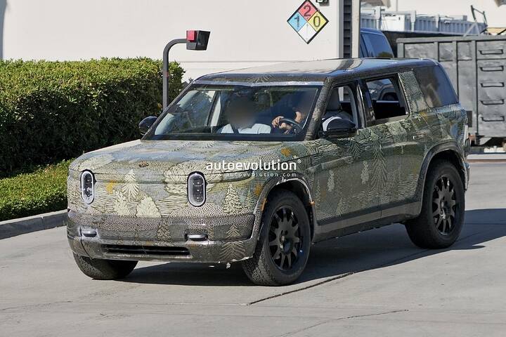 imgi_31_rivian-r2-prototype-confirms-roll-down-rear-window-hallo-roller-steering-wheel_1