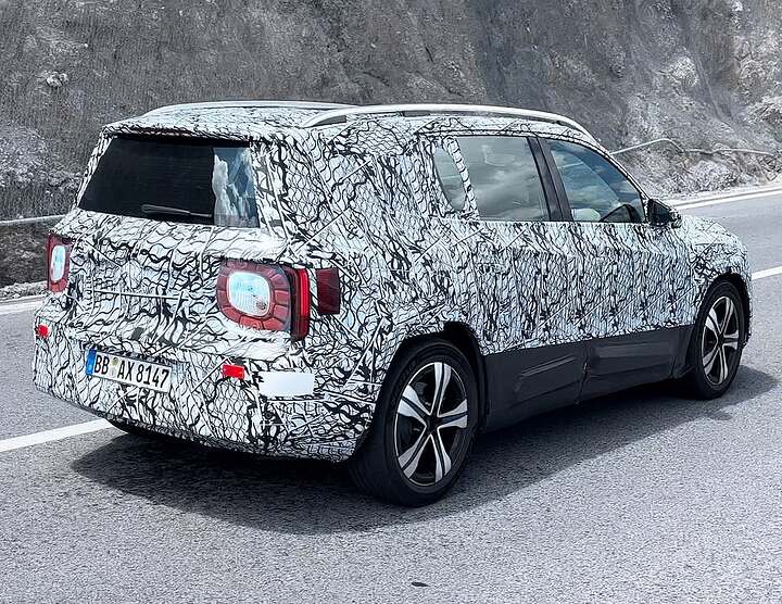 Muy fan del camuflaje que usa @mercedesbenz para ocultar los faros de su nuevo GLB!! La nueva generación que llegará en 2026  -Tenéis el vídeo en mi canal de @youtube NCARS!! Como siempre trayendo las novedades del motor  -Si coges la f