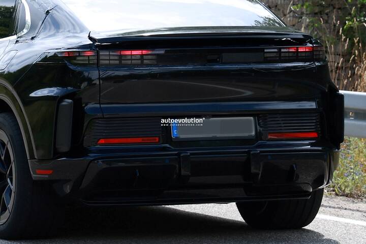 imgi_54_2027-porsche-cayenne-coupe-electric-spied-with-strange-looking-rear-vents_14