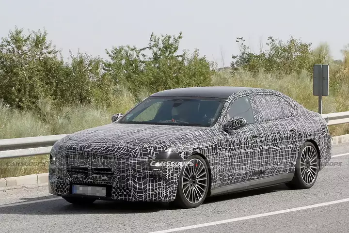 BMW-7-Series-G70-Facelift-Scoop-15-1536x1027