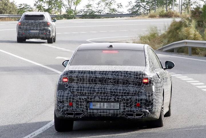 2027-bmw-7-series-lci-spied-with-revised-front-lighting-system-rear-light-bar_10
