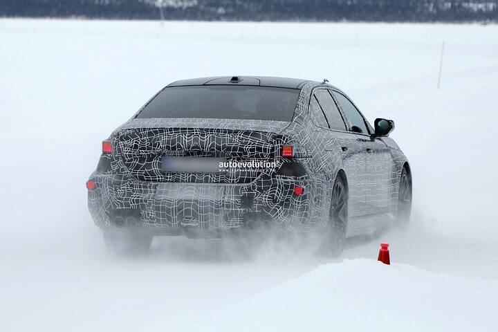2028-bmw-m5-lci-spied-winter-testing-shows-neue-klasse-styling-cues_12