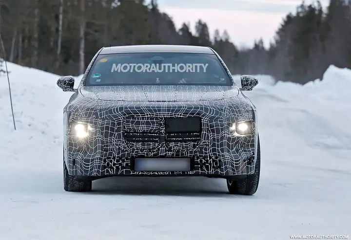 2027 BMW 7-Series facelift spy shots - Photo via Baldauf