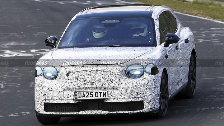 bentley-urban-suv-luxury-fotos-espia-2027-nurburgring-2025110509-1760443536_4