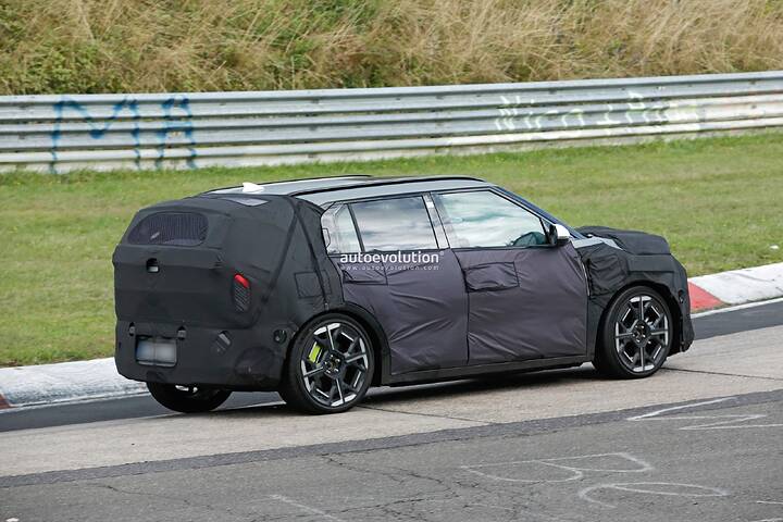 imgi_55_kias-baby-ev-hits-the-nurburgring-in-sporty-guise_12