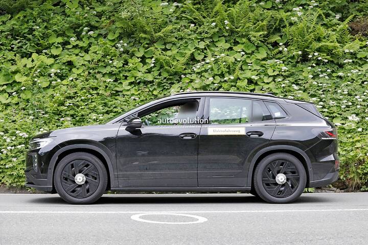 first-ever-volkswagen-id-tiguan-spied-ahead-of-its-us-launch-for-the-2027-newcarscoops_7