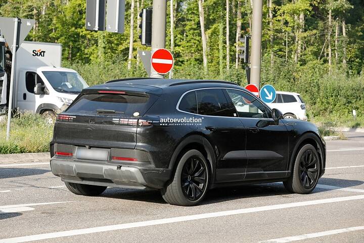 imgi_39_2026-porsche-cayenne-electric-spied-testing-with-less-disguise-than-ever_2