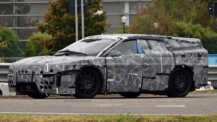 El primer eléctrico de Ferrari cazado durante la fase de pruebas estrenando camuflaje 1