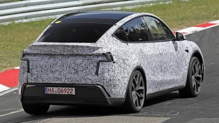 Tesla Model Y Performance - dynamic rear 3_4_edfyig