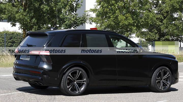 The new 2026 Audi SQ7 shows off its new camouflage in these spy photos, its debut is getting closer.