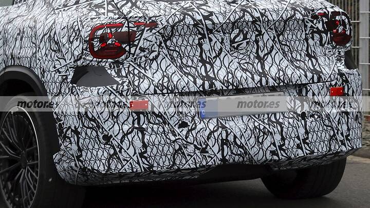 mercedes-gla-eq-amg-2027-fotos-espia-2025110520-1760514431_12